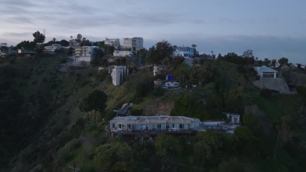 Der Abenddämmerung Fliegen Vorwärts Aufsteigende Flieger Über Wohnhäuser Hügeln Über — Stockvideo