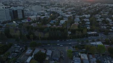 Şehir merkezindeki caddelerin ve binaların yüksek açılı görüntüsü. Günbatımı gökyüzüne karşı ufuk çizgisini yukarı kaldır. Los Angeles, Kaliforniya, ABD