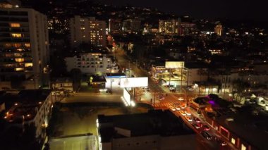 İleri, gece şehrinin üzerinde uçar. Aydınlatılmış caddelerde ve ışıklı pencereli binalarda trafik vardı. Los Angeles, Kaliforniya, ABD