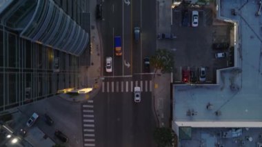 Şehirdeki geniş bulvarın kuş bakışı görüntüsü. Gün batımında şehir merkezindeki caddelerde hareket halindeki araçların izini sürüyorum. Los Angeles, Kaliforniya, ABD