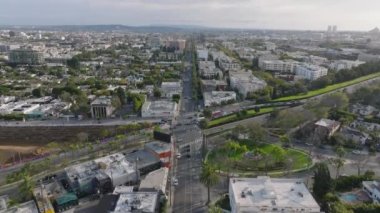 Yol kesişiminin ve kentsel çevredeki binaların hava görüntüleri. Metropolis 'te şehir gelişimi. Los Angeles, Kaliforniya, ABD