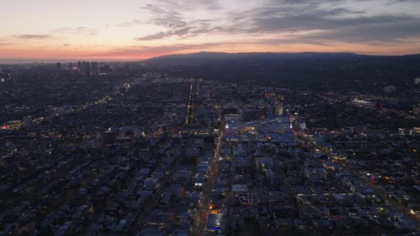 Alacakaranlıkta Büyük Şehrin Üzerinde Metropolün Üstünde Romantik Bir Gökyüzü Los — Stok video