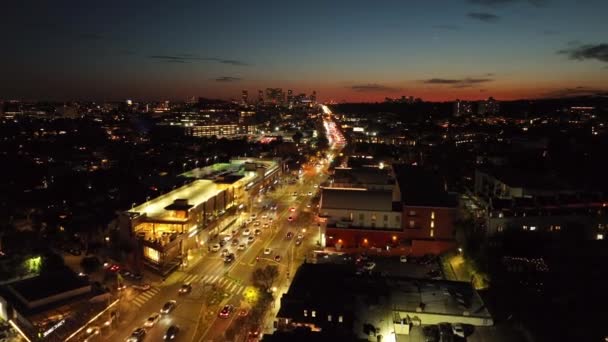 Передний Пролет Над Интенсивным Движением Широкой Улице Светится Ночи Красочное — стоковое видео