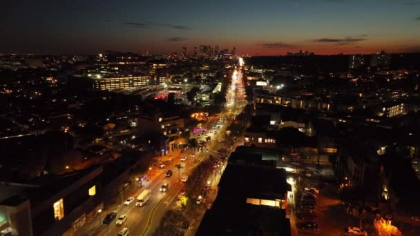 飞过夜城傍晚时分 繁忙宽阔的多车道大道上的交通繁忙 美国加利福尼亚州洛杉矶 — 图库视频影像
