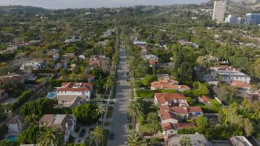 Beverly Hills bölgesindeki lüks aile evleri ve konutların hava görüntüleri. Los Angeles, Kaliforniya, ABD