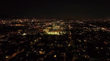 Aydınlatılmış binalar ve gece parlayan spor manzarası. Metropolün havadan panoramik görüntüsü. Los Angeles, Kaliforniya, ABD