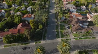Beverly Hills bölgesindeki caddelerin ve evlerin yüksek açılı görüntüsü. Premium adreste ikamet ediyorlar. Los Angeles, Kaliforniya, ABD