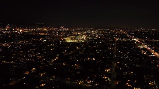Leri Uçaklar Gece Büyük Şehrin Üzerinde Uçar Şehirdeki Binalar Sokaklar — Stok video