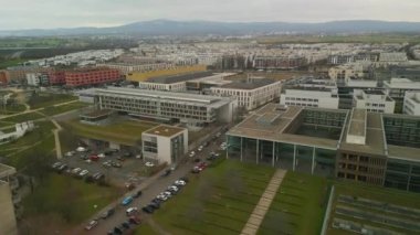 Goethe Üniversitesi kampüsündeki modern binaların hava görüntüleri. Şehir merkezinin panoramik manzarası. Frankfurt am Main, Almanya.