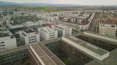 Şehir merkezindeki şehir gelişiminin hava görüntüleri. Goethe Üniversitesi kampüsündeki binalarda geriye dönük görüntü. Frankfurt am Main, Almanya.