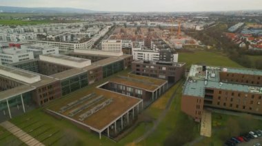 Kentsel çevredeki binaların hava panoramik görüntüleri. Goethe Üniversitesi Kompleksi. Frankfurt am Main, Almanya.