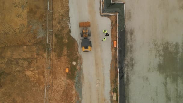 在建筑工地运送挖掘材料的机器的自上而下的镜头 德国美因河畔法兰克福 — 图库视频影像