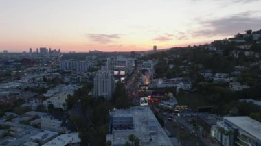 Alacakaranlıktaki şehrin havadan panoramik görüntüsü. Uzaktaki yüksek binaların siluetleriyle şehir manzarası. Los Angeles, Kaliforniya, ABD