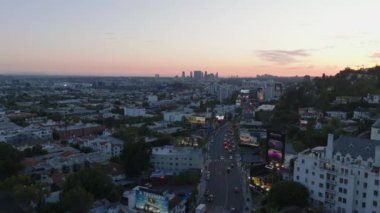 Alacakaranlıktaki büyük şehrin hava panoramik görüntüleri. Hollywood bölgesindeki Sunset Bulvarı 'nın üzerinde uç. Los Angeles, Kaliforniya, ABD
