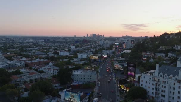 Alacakaranlıktaki Büyük Şehrin Hava Panoramik Görüntüleri Hollywood Bölgesindeki Sunset Bulvarı — Stok video