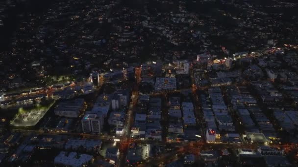 Luchtfoto Van Stadsdeel Nachts Verlichte Straten Rijdende Voertuigen Los Angeles — Stockvideo