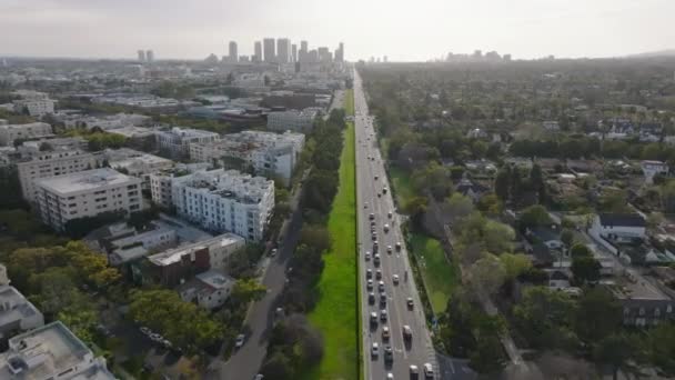 Forwards Fly Thoroughfare Dividing Different Town Development Aerial Panoramic View — Stock Video