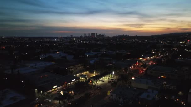 Vista Aérea Metrópole Crepúsculo Rua Iluminada Bairro Urbano Silhuetas Arranha — Vídeo de Stock