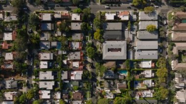 Konut bölgesindeki evlerin üzerinden uç. Şehirdeki sokak şebekesinin kuş bakışı görüntüsü. Los Angeles, Kaliforniya, ABD.