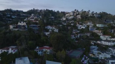İleriye dönük uçuşlar varoşların üzerinde olur. Şehrin üstündeki tepelerde lüks mülkler. Los Angeles, Kaliforniya, ABD