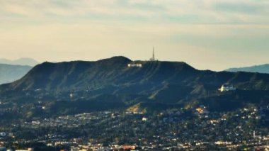 Şehrin üstündeki tepelerin yakınlaştırılmış görüntüleri. Radyo vericisi ve ünlü Hollywood tabelası. Los Angeles, Kaliforniya, ABD.