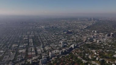 Yükseklikten Metropolis. Şehrin büyük şehirlerindeki hava panoramik görüntüleri. Bulanık bir manzara. Los Angeles, Kaliforniya, ABD.