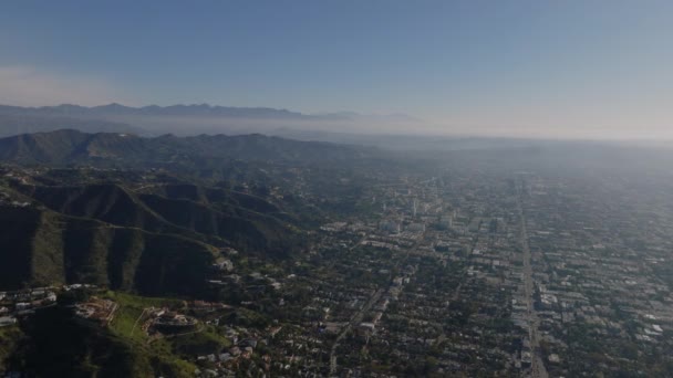 Büyük Şehrin Etrafındaki Tepelerin Hava Panoramik Görüntüleri Sisten Yükselen Uzak — Stok video