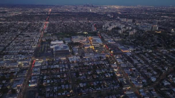 日没後の大都市の空中パノラマ映像 大都市の区内の建物や通りの夜のショット 米国カリフォルニア州ロサンゼルス — ストック動画