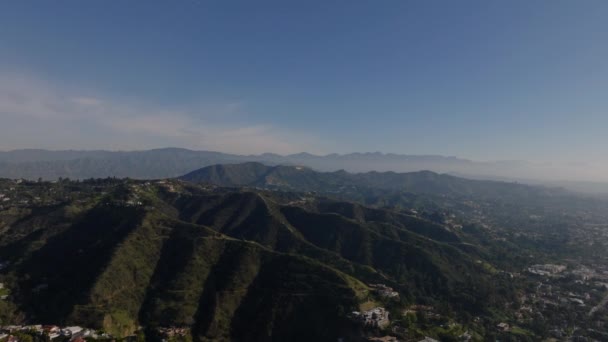 대도시를 둘러싼 협곡을 공중으로 내려오는 영상이었습니다 럭셔리 속성을 감추는 로스앤젤레스 — 비디오