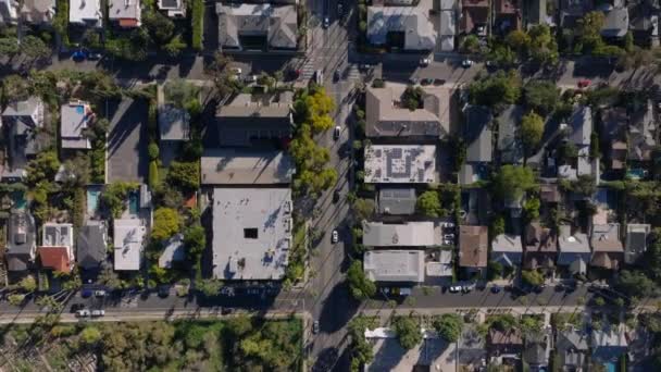 晴れた日に住宅街の通りで運転車のトップダウンのパンニングショット 米国カリフォルニア州ロサンゼルス — ストック動画