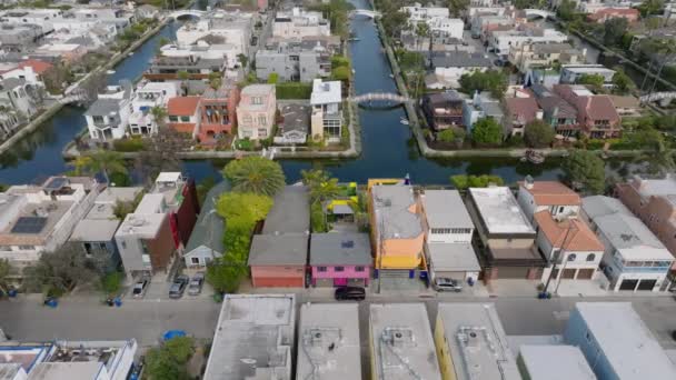熱帯の目的地での住宅都市のバラの高角度ビュー ヴェネツィア地区の水の運河 米国カリフォルニア州ロサンゼルス — ストック動画