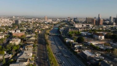 Metropolis 'e giden çok şeritli caddede giden araçların hava panoramik görüntüleri. Los Angeles, Kaliforniya, ABD.