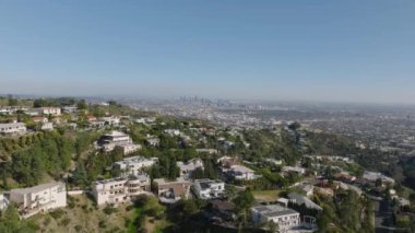 Metropolis 'in hava panoramik görüntüleri. Şehrin kenar mahallelerindeki lüks şehir konutlarının üzerinde uç. Los Angeles, Kaliforniya, ABD.