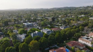 Kentsel yerleşim yerlerinin havadan panoramik görüntüsü. Ağaçlar ve diğer yeşilliklerle çevrili binalar, Los Angeles, California, ABD