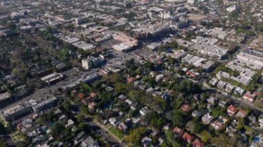 Güneşli bir günde şehir merkezinin üzerinde ilerliyorlar. Caddelerde trafik, kavşaklardan geçen araçlar. Los Angeles, Kaliforniya, ABD.