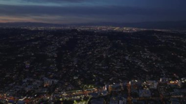 Geceleri şehrin hava panoramik görüntüleri. Tepelerdeki yerleşim yerlerindeki evler. Los Angeles, Kaliforniya, ABD
