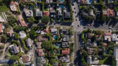 Lüks yerleşim bölgesinin yüksek açılı manzarası. Güneşli bir günde şehrin üzerinde uç. Los Angeles, Kaliforniya, ABD.