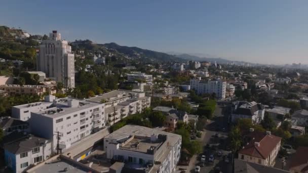 Sunset Bulvarı Ndaki Şehir Merkezinin Otellerin Apartmanların Üzerinden Uçuyor Los — Stok video