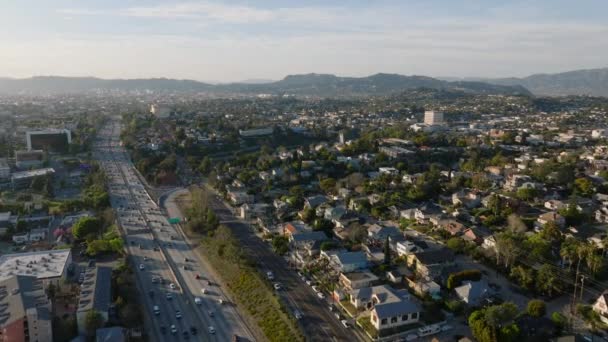 Kalabalık Çoklu Şeritli Otobanın Yerleşim Alanından Geçen Hava Görüntüleri Los — Stok video