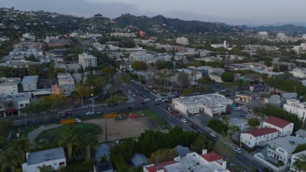 Luchtopname Van Residentiële Stadsdeel Schemering Verkeer Straten Kruispunten Los Angeles — Stockvideo