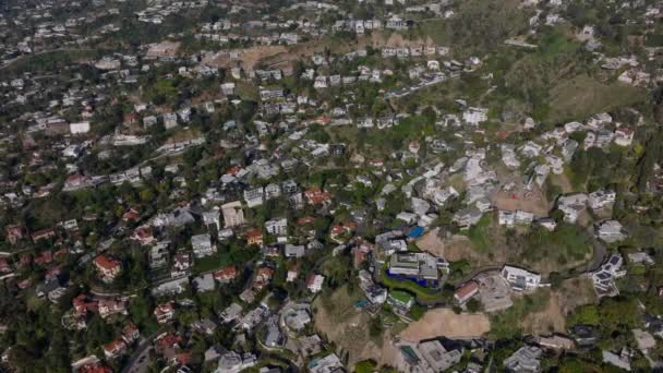 할리우드 힐스에 부유하고 사람들의 거주지에 각도의 로스앤젤레스 캘리포니아 — 비디오