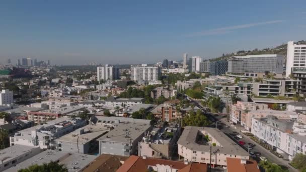 都市部の町の開発の上を飛ぶ 遠くに高層オフィスビル 米国カリフォルニア州ロサンゼルス — ストック動画