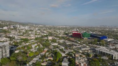 Metropolis 'in hava panoramik görüntüleri. Pasifik Tasarım Merkezi 'nin yerleşim bölgesi ve renkli binaları. Los Angeles, Kaliforniya, ABD