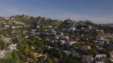 Hollywood Tepeleri 'ndeki yamaçlardaki konut ve villaların havadan yükselen görüntüleri. Şehrin kenar mahallelerindeki tepe manzarası. Los Angeles, Kaliforniya, ABD.