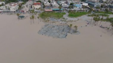 Venedik sahilindeki beton paten parkının hava kaydırağı ve pan görüntüleri. İnsanlar dışarıda günün tadını çıkarıyorlar. Los Angeles, Kaliforniya, ABD.