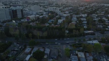 Şehir merkezindeki caddelerin ve binaların yüksek açılı görüntüsü. Günbatımı gökyüzüne karşı ufuk çizgisini yukarı kaldır. Los Angeles, Kaliforniya, ABD