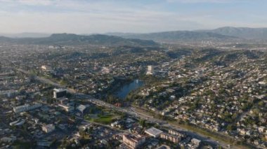Metropolis 'in hava panoramik görüntüleri. Echo Park yakınlarındaki Hollywood Otobanı 'nda yoğun trafik var. Los Angeles, Kaliforniya, ABD.
