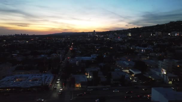 Vlieg Boven Stadsdeel Zonsondergang Kleurrijke Schemerlucht Boven Avondstad Los Angeles — Stockvideo