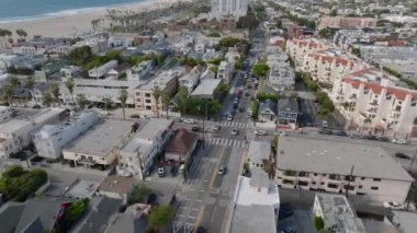 Deniz kenarındaki yerleşim yerlerindeki binaların ve sokakların hava görüntüleri. Los Angeles, Kaliforniya, ABD.