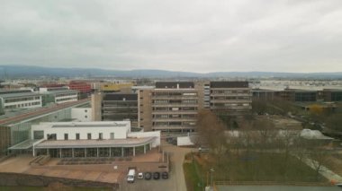 Riedberg Kampüsü 'ndeki binaların havadan yükselen görüntüleri. Goethe Üniversitesi Kompleksi. Frankfurt am Main, Almanya.